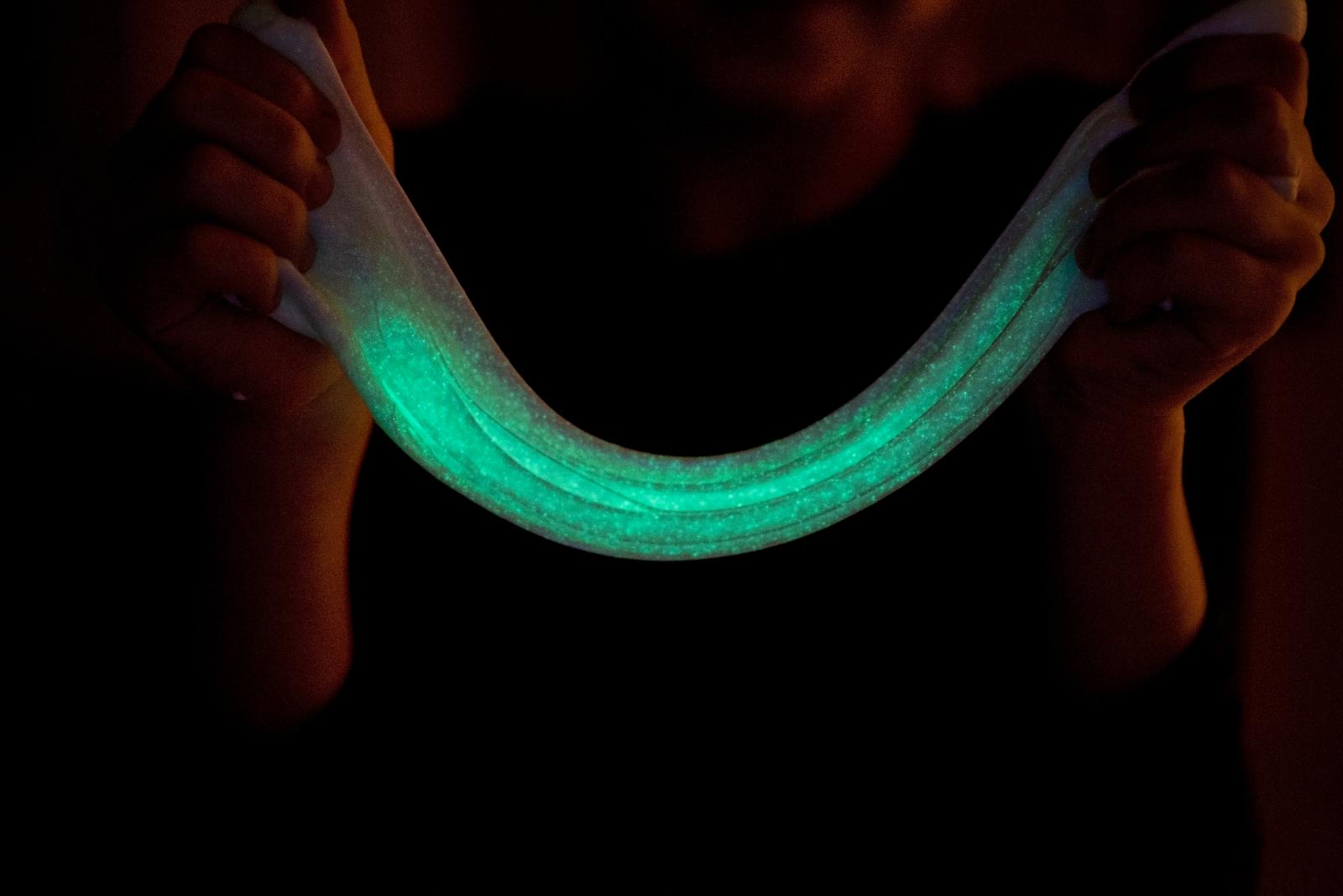 Świecący glut UV